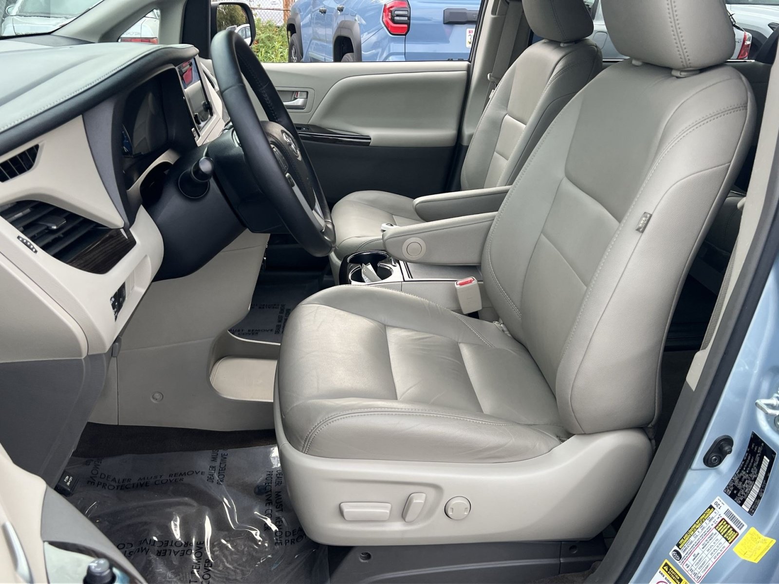 Used 2017 Toyota Sienna XLE w/ XLE Navigation Package FWD image 12