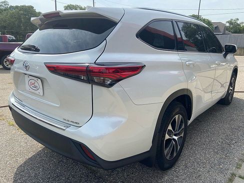 Used 2021 Toyota Highlander XLE AWD/4WD image 5