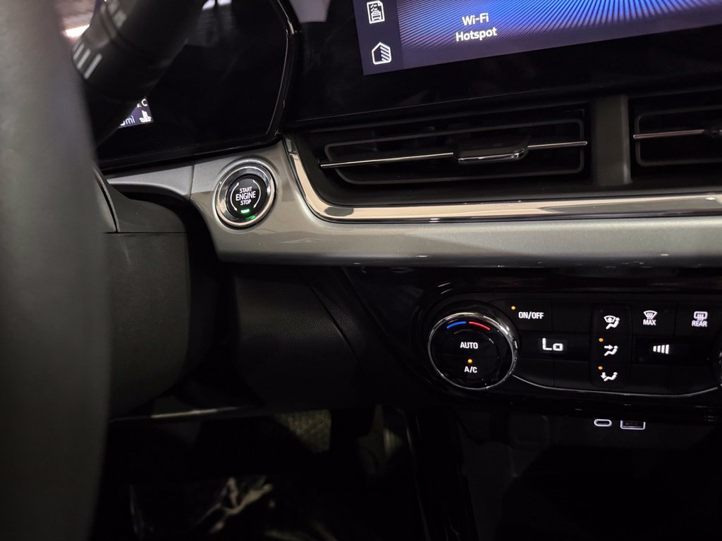 Used 2025 Chevrolet Trax LT FWD image 18