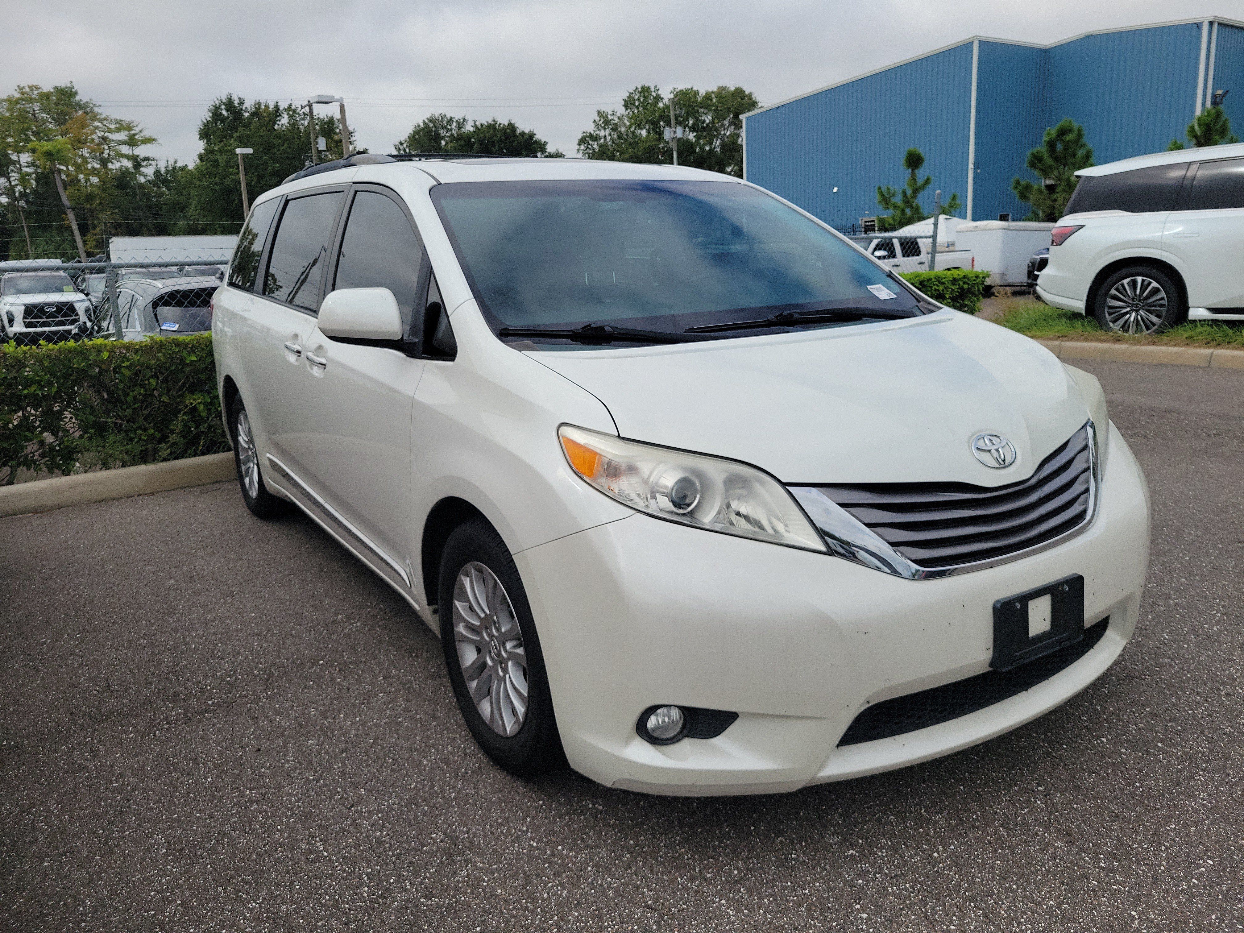 Used 2015 Toyota Sienna XLE Premium FWD image 3