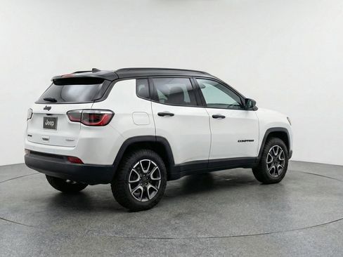 Used 2025 Jeep Compass Trailhawk AWD/4WD image 9