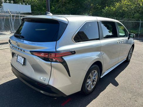 Used 2021 Toyota Sienna LE AWD/4WD image 5