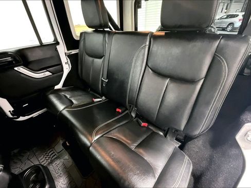 Used 2015 Jeep Wrangler Unlimited Rubicon AWD/4WD image 32