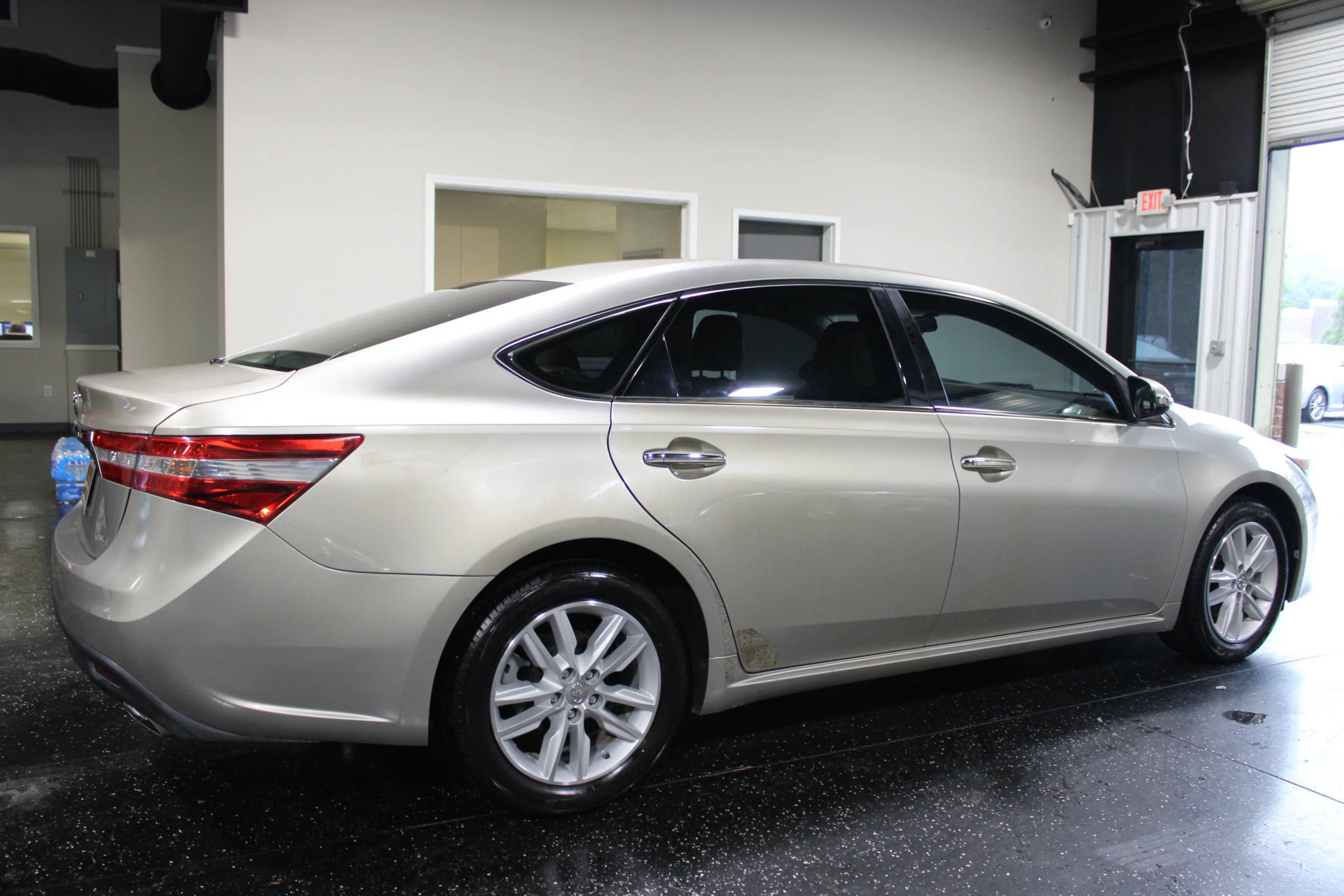 Used 2014 Toyota Avalon XLE FWD image 3