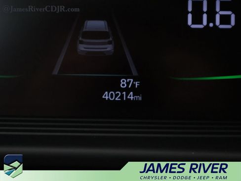 Used 2025 Hyundai Venue SEL FWD image 32