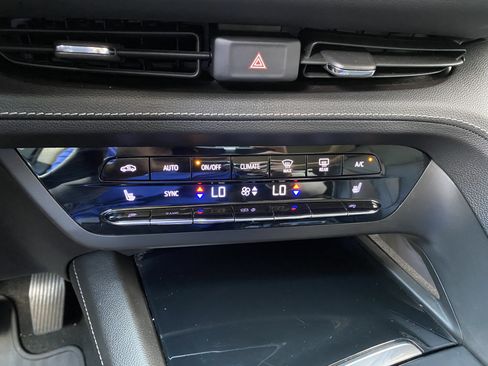 Used 2021 Buick Envision Essence FWD image 25