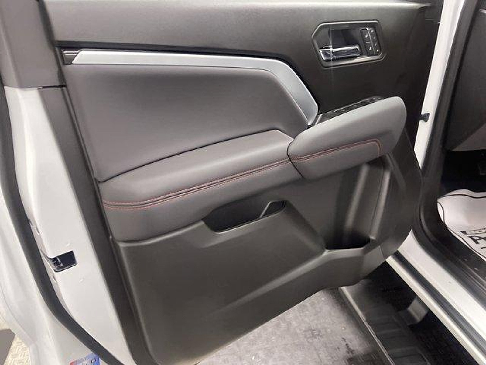 New 2026 Chevrolet Colorado Z71 w/ Midnight Edition AWD/4WD image 8