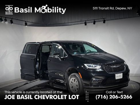 Used 2025 Chrysler Pacifica Select FWD image 1