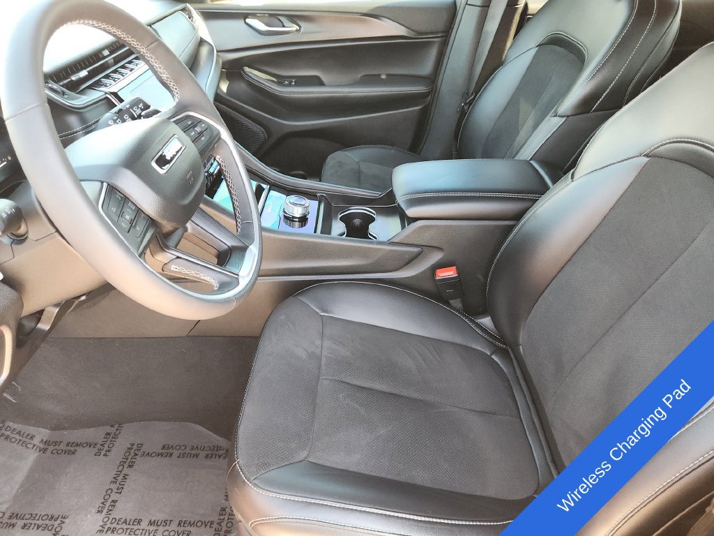 Used 2025 Jeep Grand Cherokee Altitude AWD/4WD image 16