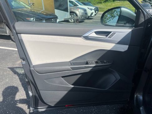 Certified 2025 Volkswagen Taos SE AWD/4WD image 10