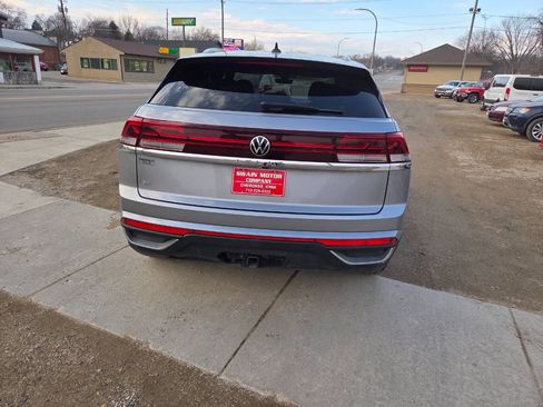 Used 2025 Volkswagen Atlas Cross Sport SE FWD image 4