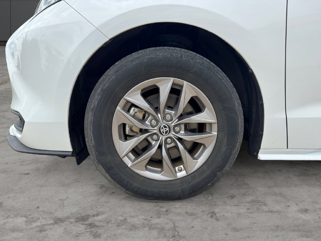Used 2023 Toyota Sienna LE AWD/4WD image 9