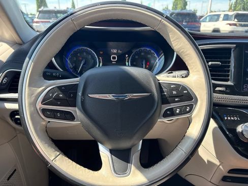 Used 2019 Chrysler Pacifica Limited w/ Tire & Wheel Group FWD image 2