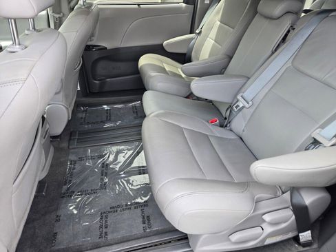 Used 2018 Toyota Sienna XLE w/ XLE Navigation Package image 11