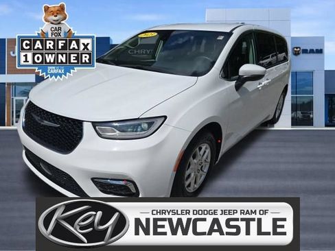 Used 2023 Chrysler Pacifica Touring-L FWD image 1