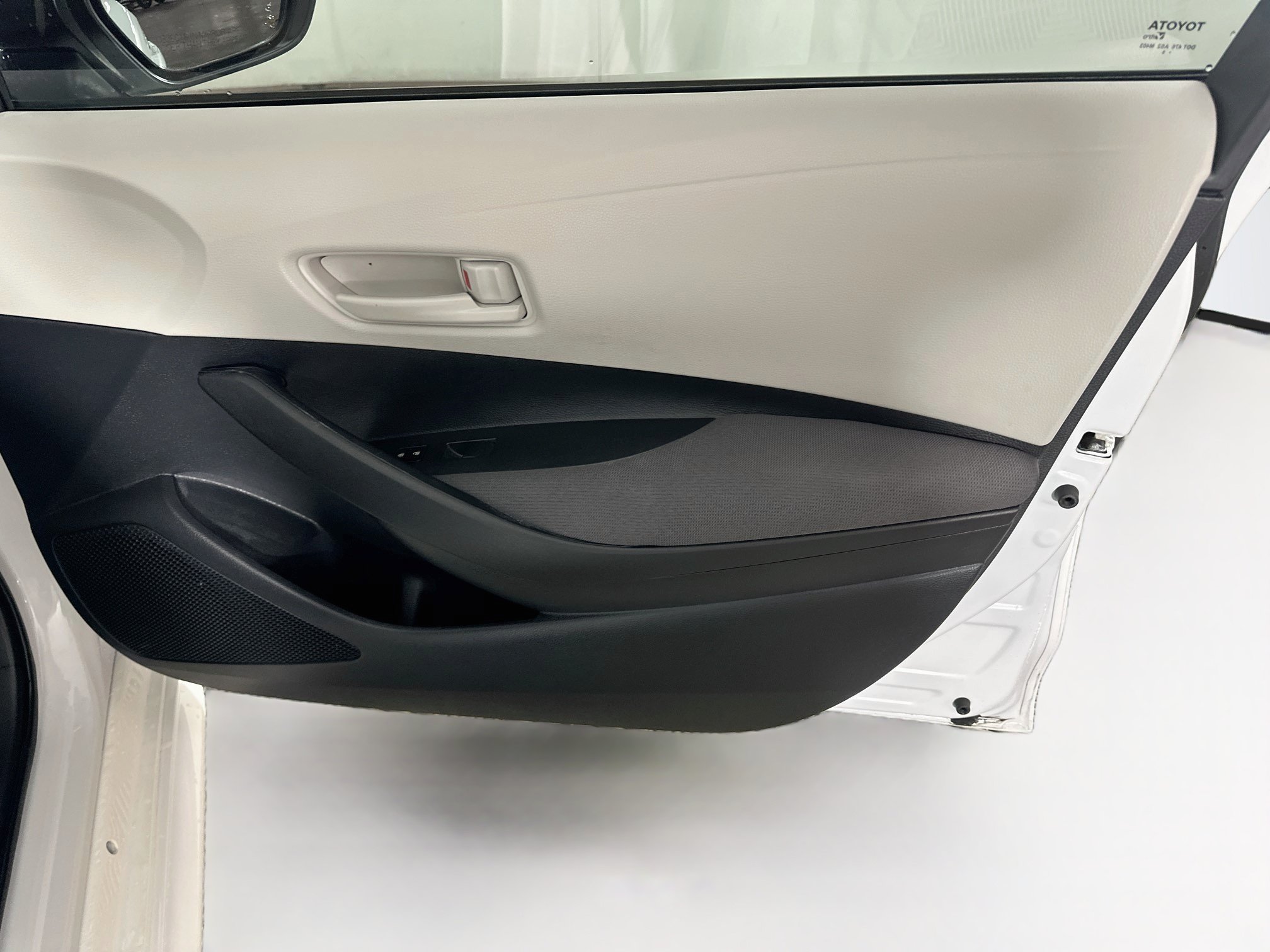 Used 2025 Toyota Corolla LE FWD image 30