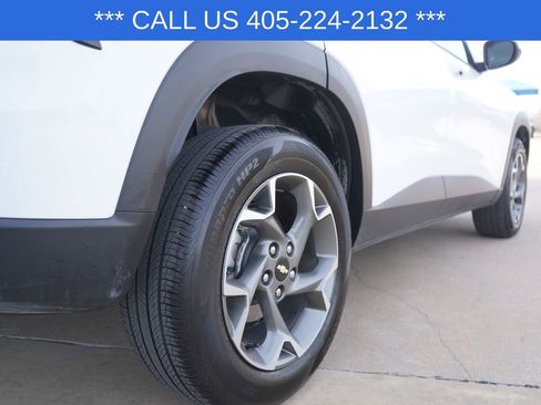 Used 2025 Chevrolet Trax LT w/ LT Convenience Package image 9