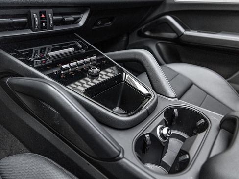 Certified 2025 Porsche Cayenne AWD/4WD image 23
