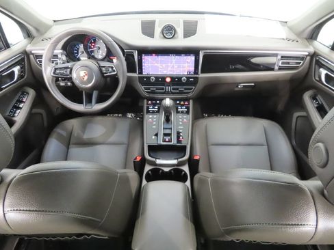 Certified 2025 Porsche Macan AWD/4WD image 15