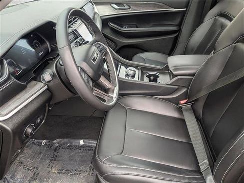 Used 2023 Jeep Grand Cherokee Limited image 16