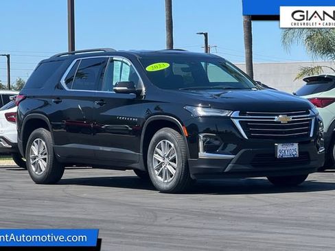Used 2023 Chevrolet Traverse LT image 1