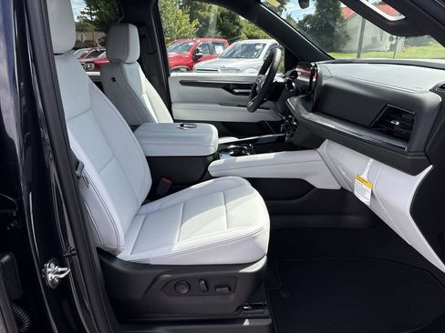 New 2025 Chevrolet Suburban Premier AWD/4WD image 28