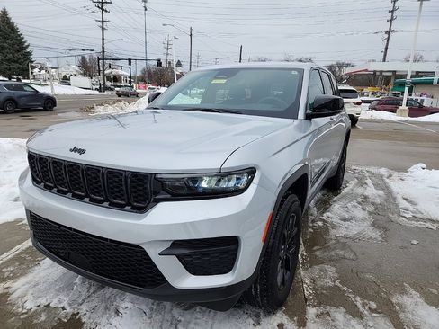 Certified 2024 Jeep Grand Cherokee Altitude image 6