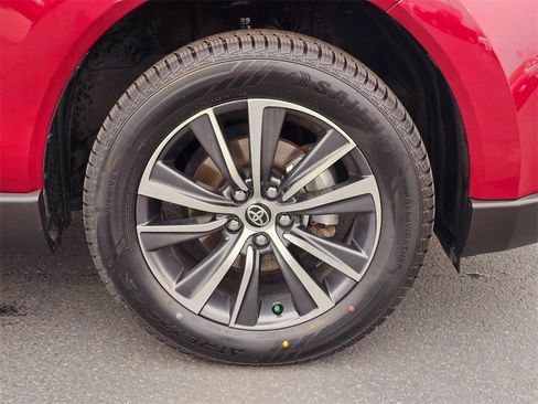 Used 2022 Toyota Venza LE image 15