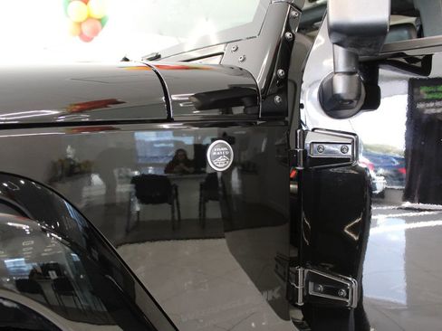 Used 2018 Jeep Wrangler Unlimited Sahara image 12