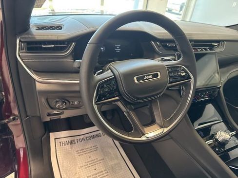 Used 2024 Jeep Grand Cherokee Overland w/ Luxury Tech Group IV AWD/4WD image 27