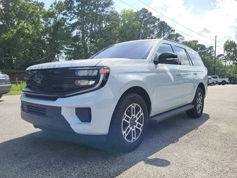 Used 2025 Ford Expedition Active RWD image 4