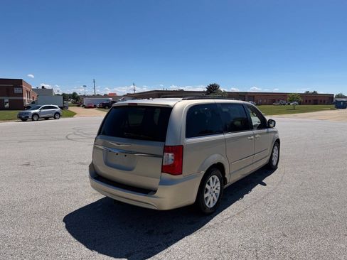 Used 2012 Chrysler Town & Country Touring w/ Entertainment Group #1 FWD image 4
