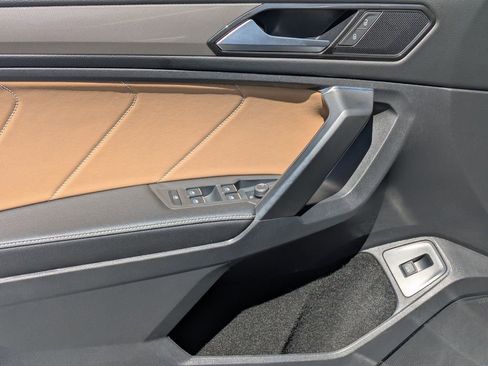 Used 2022 Volkswagen Tiguan SE AWD/4WD image 10