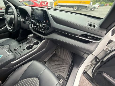 Used 2022 Toyota Highlander XSE AWD/4WD image 39