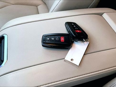 Used 2023 Toyota Highlander Limited AWD/4WD image 36