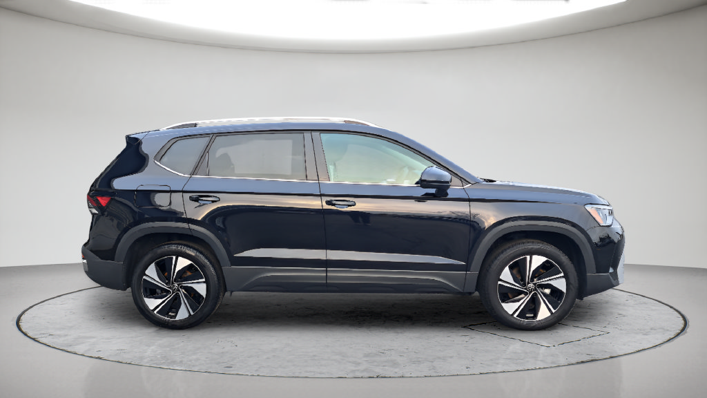Used 2025 Volkswagen Taos SE AWD/4WD image 7