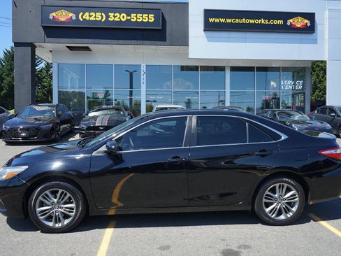 Used 2017 Toyota Camry SE FWD image 2