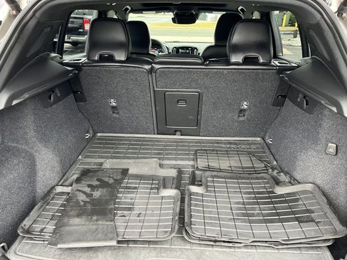 Used 2022 Volvo XC40 T5 R-Design w/ Advanced Package image 32