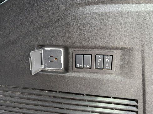 Used 2024 Chevrolet Tahoe High Country AWD/4WD image 27
