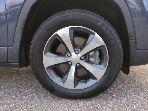 Used 2019 Jeep Cherokee Limited image 11