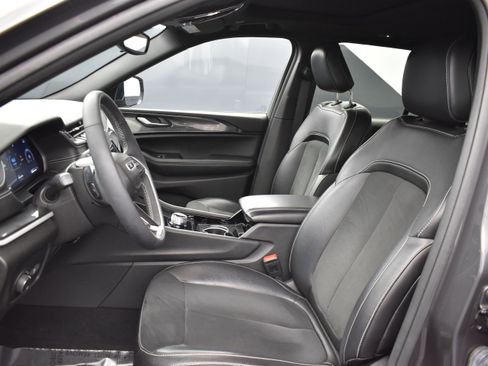 Used 2023 Jeep Grand Cherokee Altitude AWD/4WD image 11
