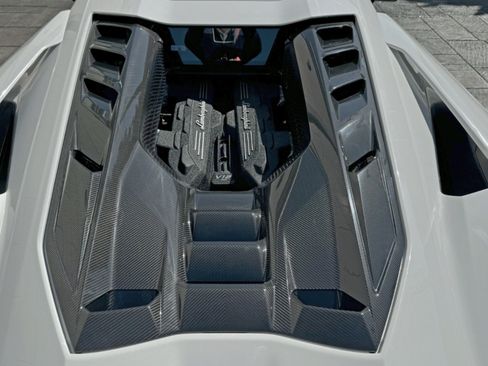 Used 2025 Lamborghini Revuelto AWD/4WD image 5