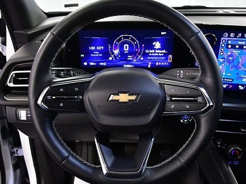 Used 2025 Chevrolet Traverse LT image 17