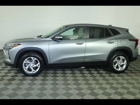 Used 2024 Chevrolet Trax LS w/ LS Convenience Package FWD image 10