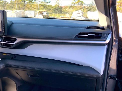 Used 2025 Toyota Sienna XLE image 17