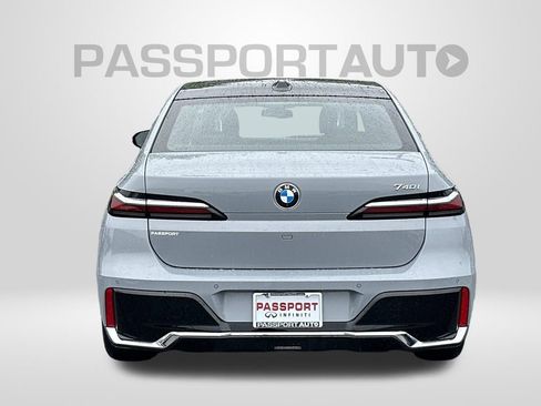 Used 2023 BMW 740i w/ Parking Assistance Package RWD image 3