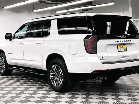 Used 2025 Chevrolet Suburban Z71 AWD/4WD image 3