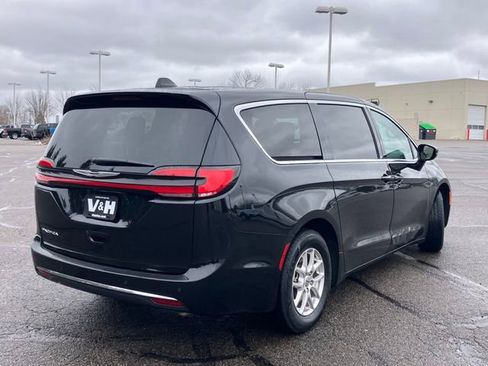 Used 2024 Chrysler Pacifica Touring-L image 26