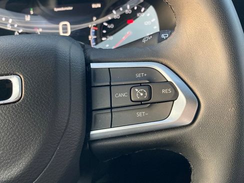 Used 2025 Jeep Compass Latitude image 17