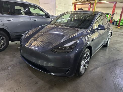 Used 2020 Tesla Model Y Long Range image 3